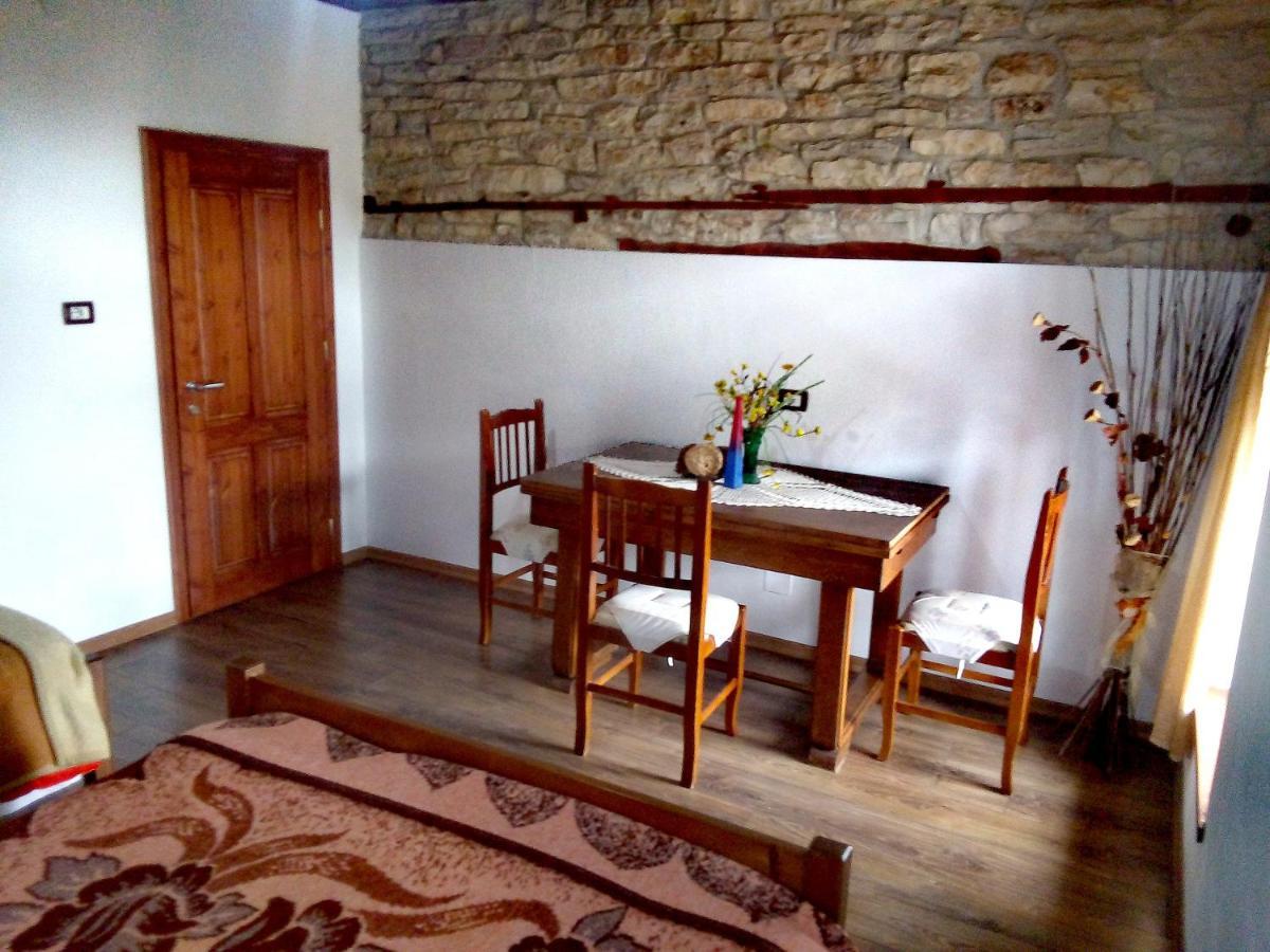 Ruols Guesthouse Gjirokaster Exterior photo